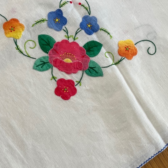 VINTAGE EMBROIDERED TABLECLOTH - Picture 3 of 3